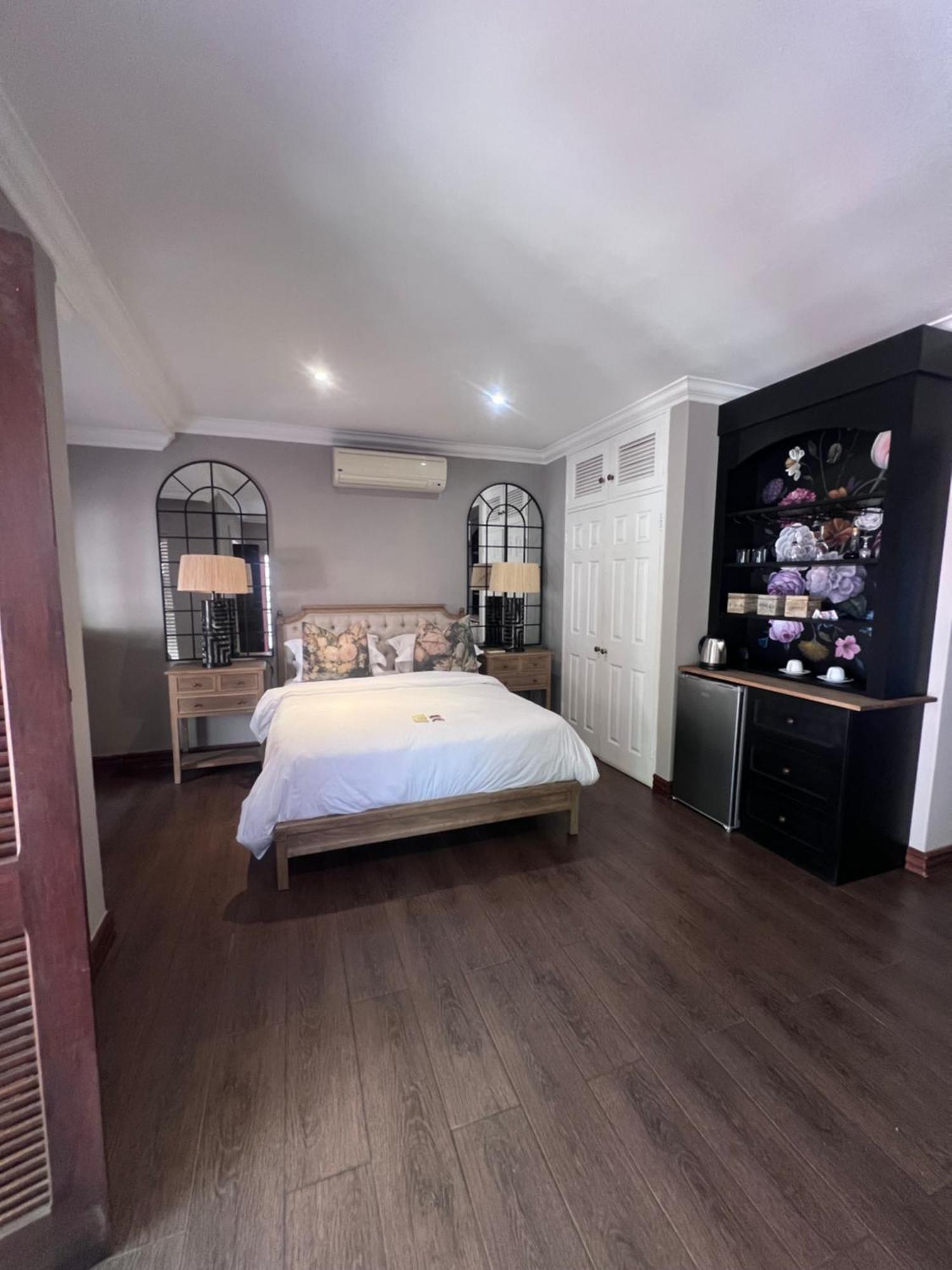 Suite mit Queensize-Doppelbett und Poolblick